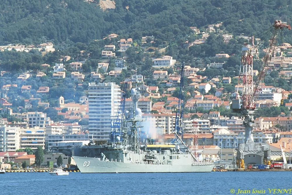 La frégate australienne HMAS Sydney quitte Toulon