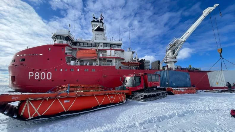 Le patrouilleur Astrolabe débarque sa cargaison sur la banquise