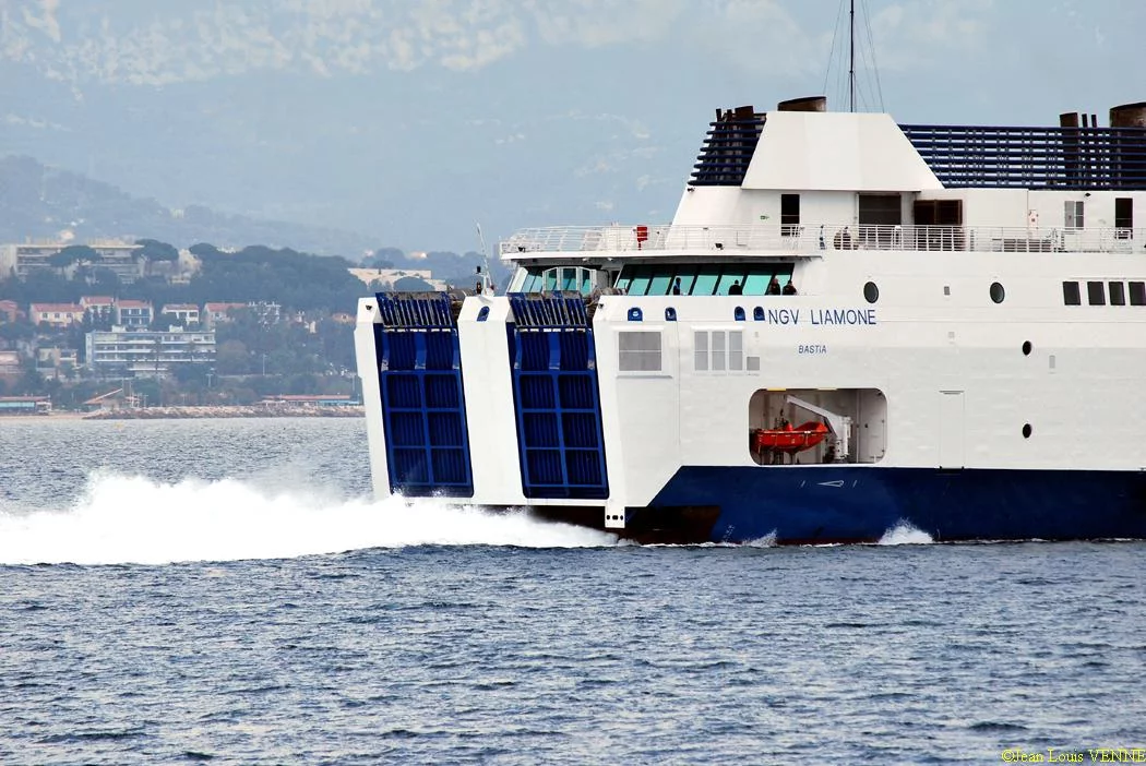 Le Liamone sort de la base navale de Toulon pour des essais