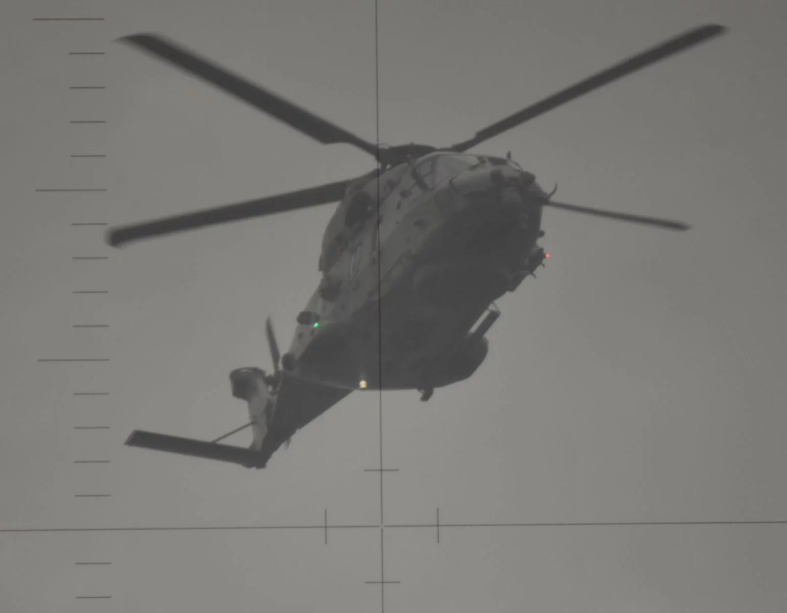 Un hélicoptère NH90 Caïman vu au travers du périscope du Rubis