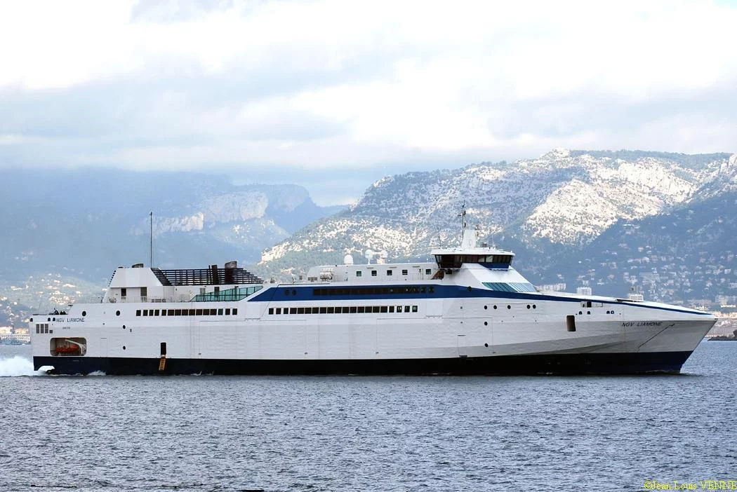 Le Liamone sort de la base navale de Toulon pour des essais