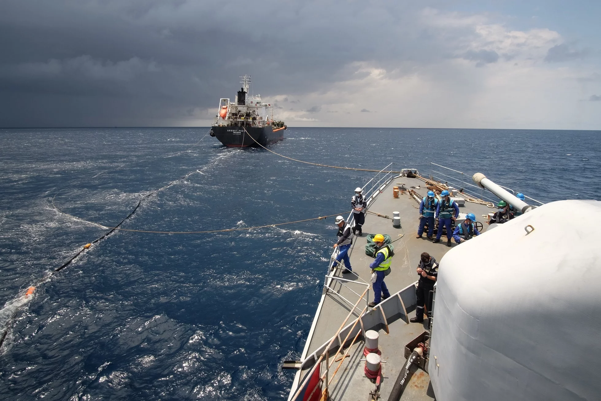 Le patrouilleur CDT Ducuing se ravitaille en pleine mer auprès d'un pétrolier civil