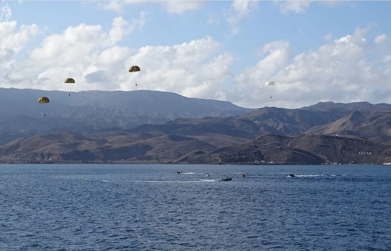 Aérolargage de commandos au-dessus de la mer