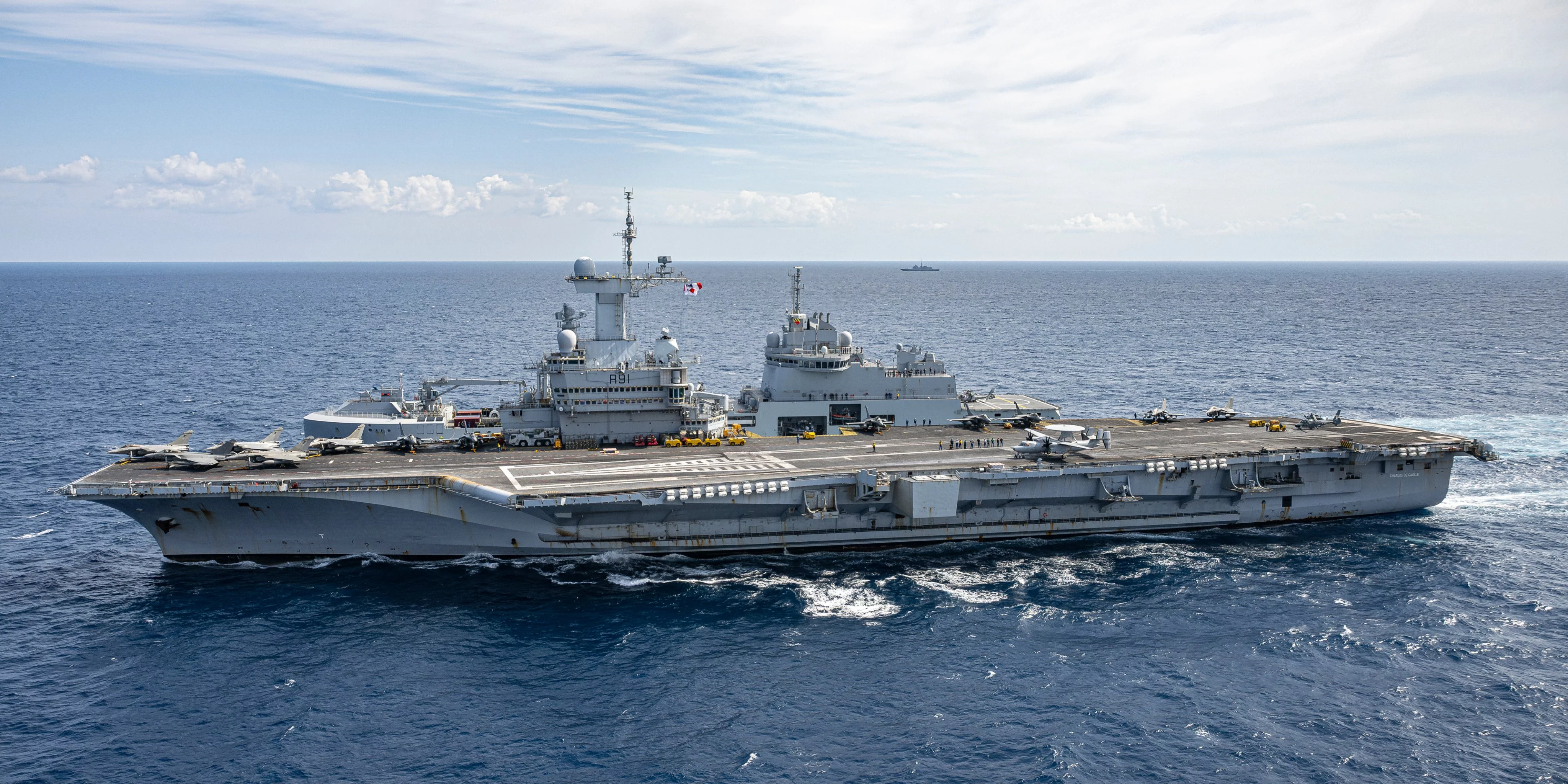 Le porte-avions Charles de Gaulle catapulte l’un de ses avions de guet aérien en pleine manœuvre de ravitaillement à la mer (RAM)