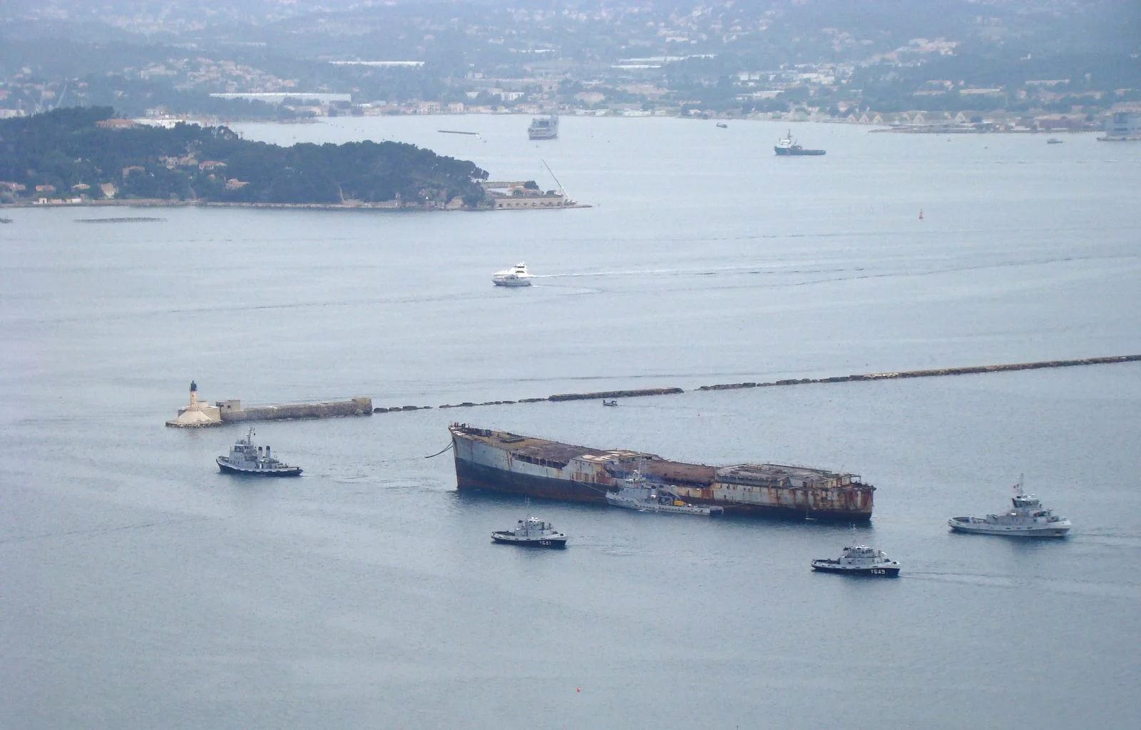 Arrivée à Toulon de la coque de l’ex-pétrolier Saône