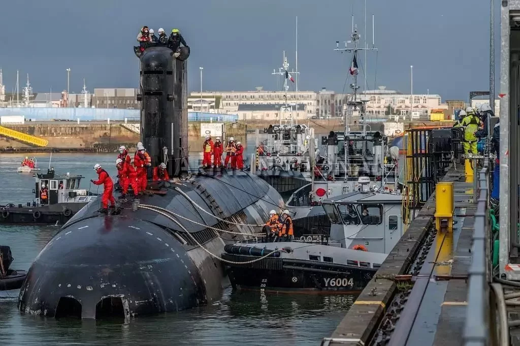 Le sous-marin Perle entre sur le dispositif de mise à l’eau (DME) de la base navale de Cherbourg-en-Cotentin