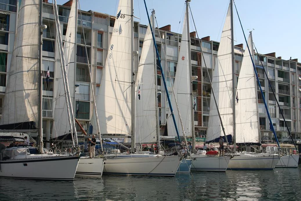 On hisse les voiles et largue les amarres