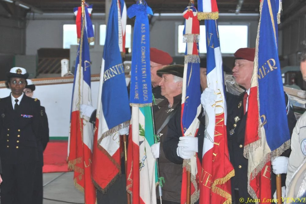 Les drapeaux des associations patriotiques