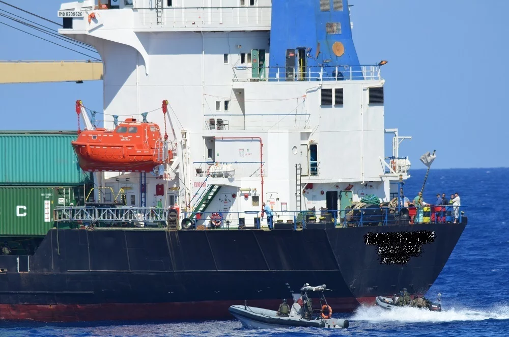 L'équipe de visite s'approche d'un cargo à contrôler