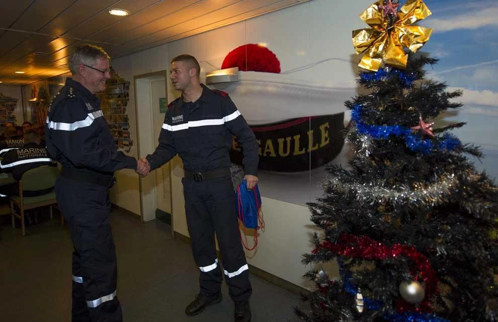Le chef d'état-major des armées passe le réveillon de Noël avec le groupe aéronaval