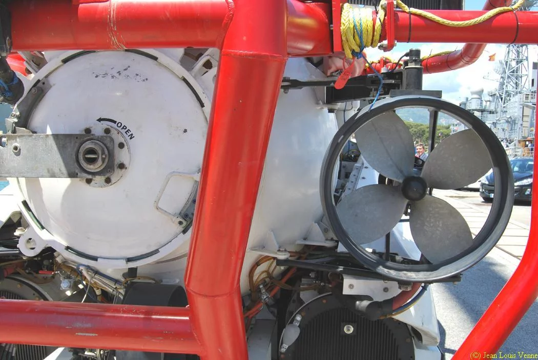 Sas arrière et hélice de propulsion