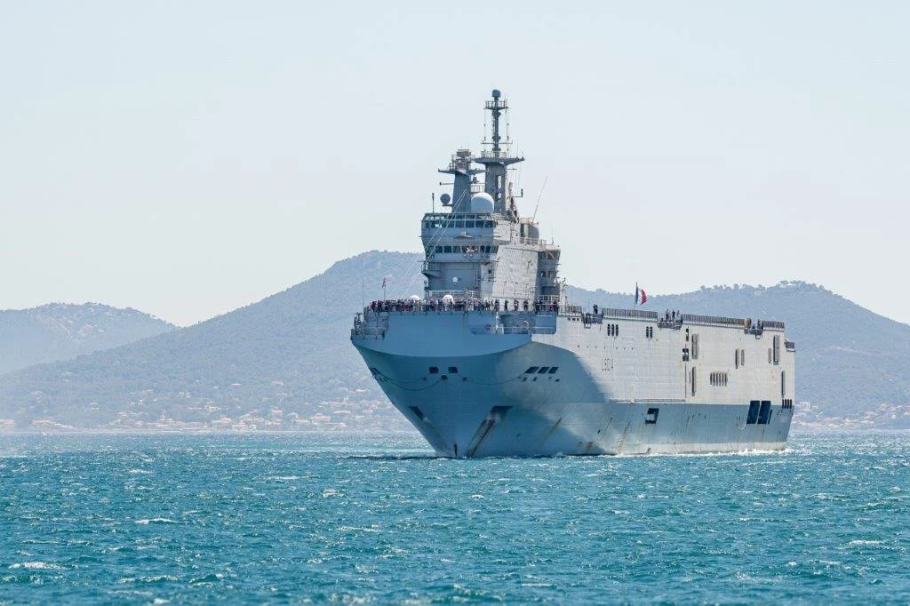 Le porte-hélicoptères Tonnerre en rade de Toulon