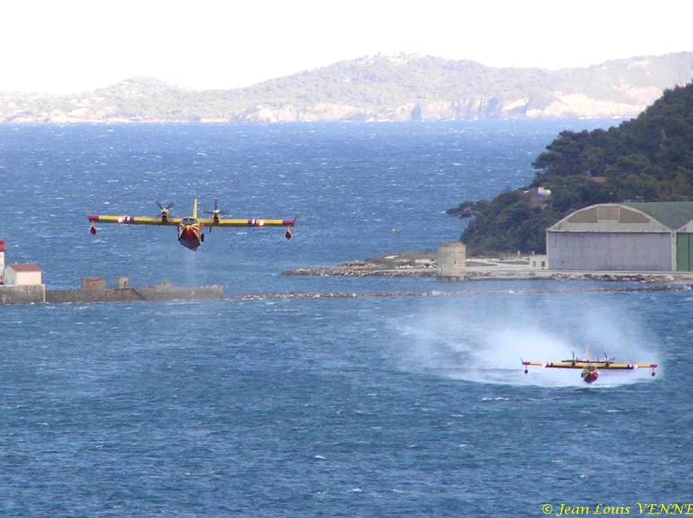 Les Canadairs interviennent au-dessus de Saint Mandrier