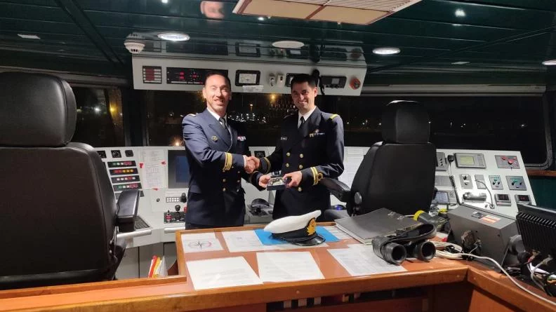 Les commandants des patrouilleurs Pluvier et Pollux