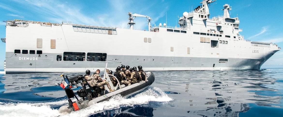 Exercice de visite pour le Dixmude et l’Aconit dans le golfe du Bengale