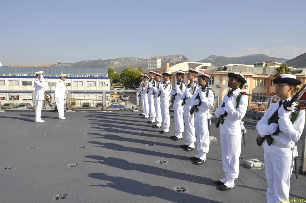 Le CV Jubelin et le CF de Saint-Julien, commandant prenant, saluent la garde d'honneur