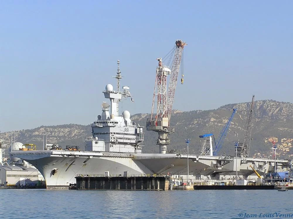 Le Charles de Gaulle entre au bassin