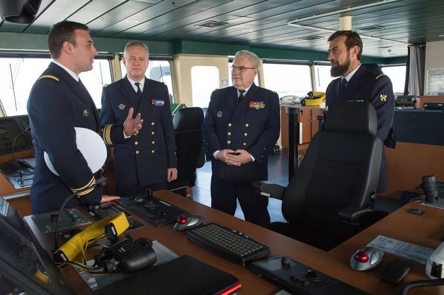 Le chef d’état-major de la marine en passerelle de l'Aquitaine