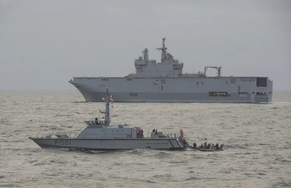 Le BPC Dixmude et un patrouilleur côtier ghanéen