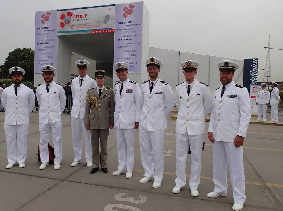 La délégation du Prairial à l’entrée du salon de Défense péruvien, en présence de l’attaché de Défense française au Pérou