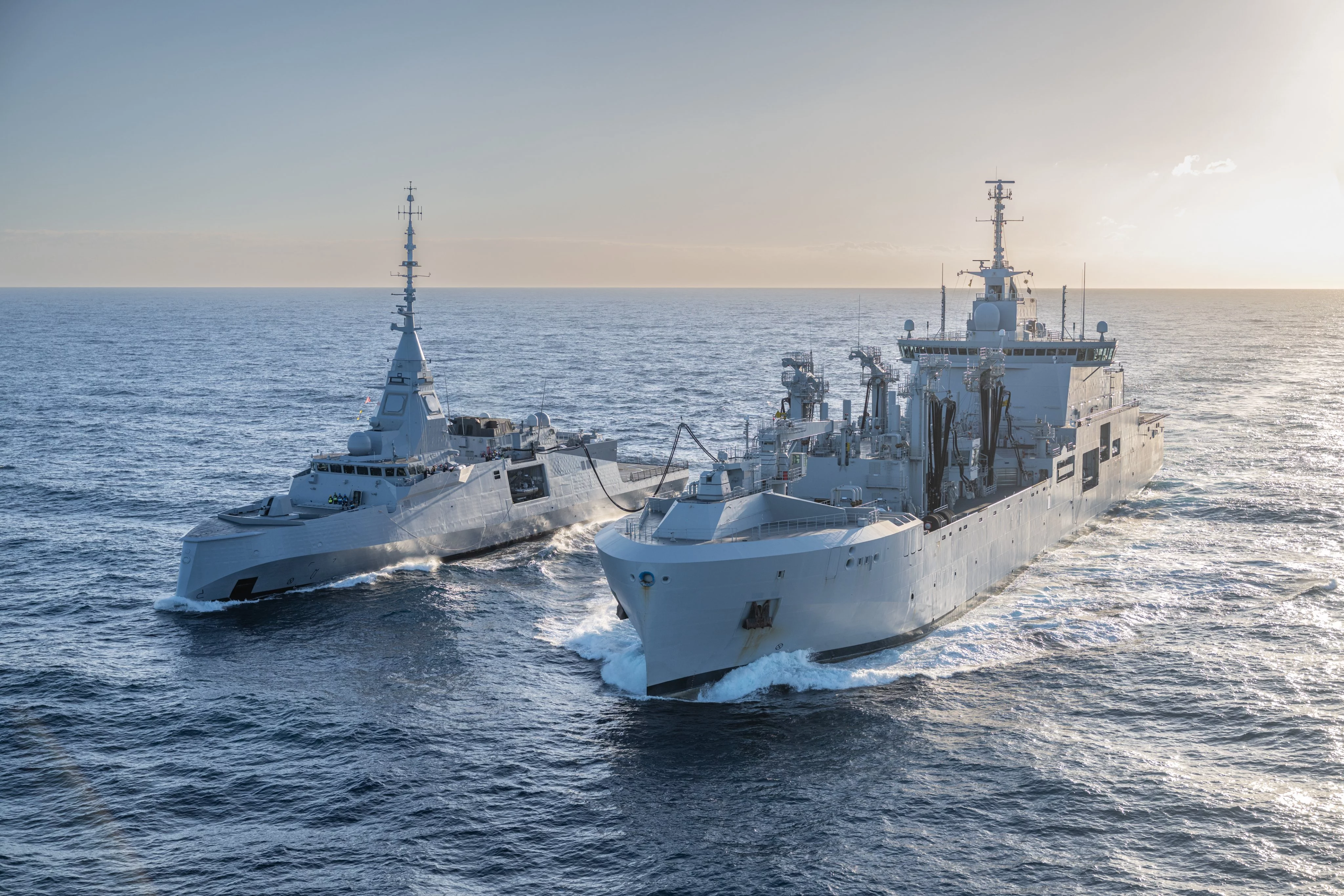 Premier ravitaillement à la mer entre le bâtiment ravitailleur de forces (BRF) Jacques Stosskopf et la frégate de défense et d'intervention (FDI) Amiral Ronarc'h