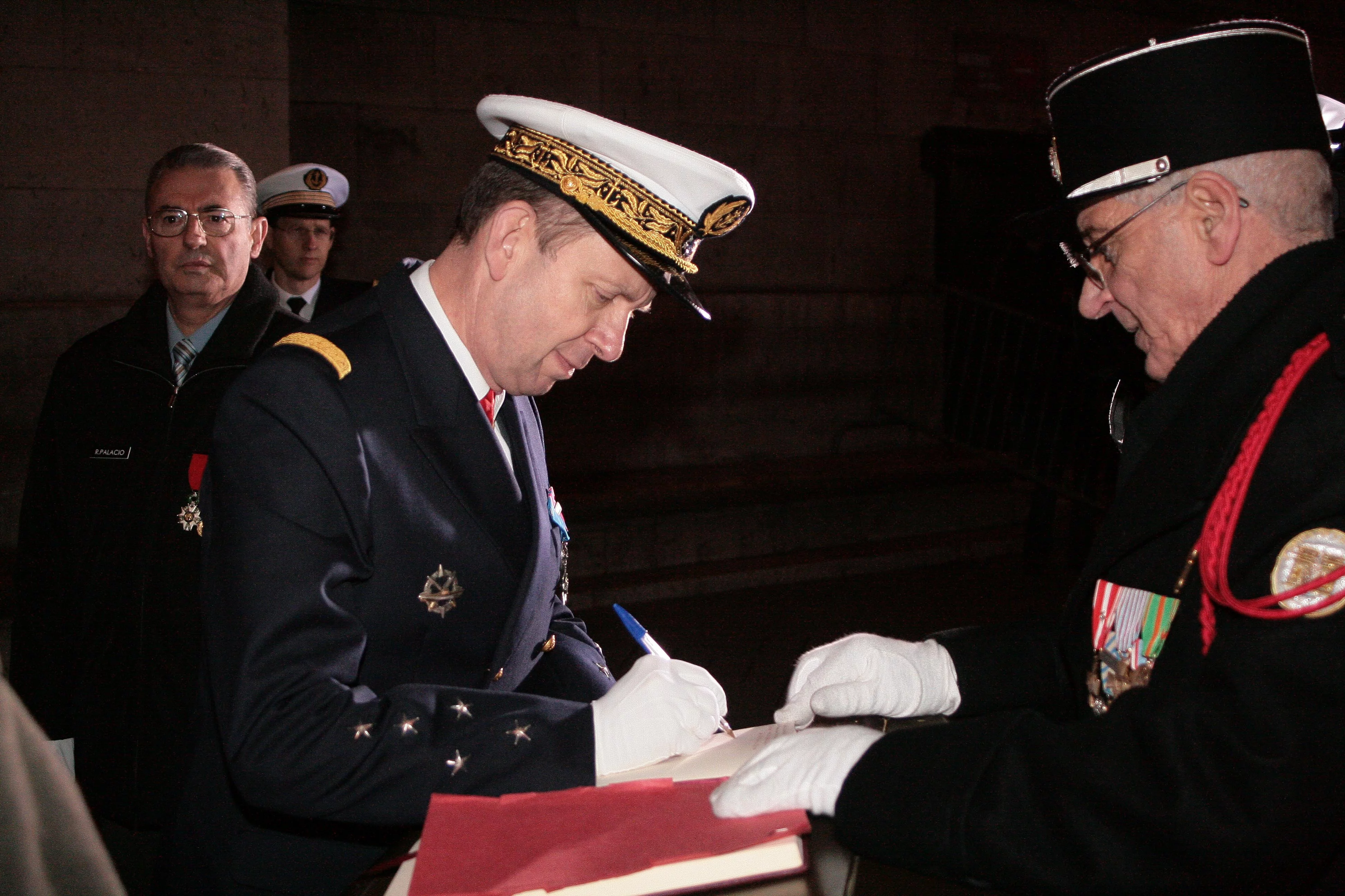 L'amiral Forissier rend hommage au soldat inconnu