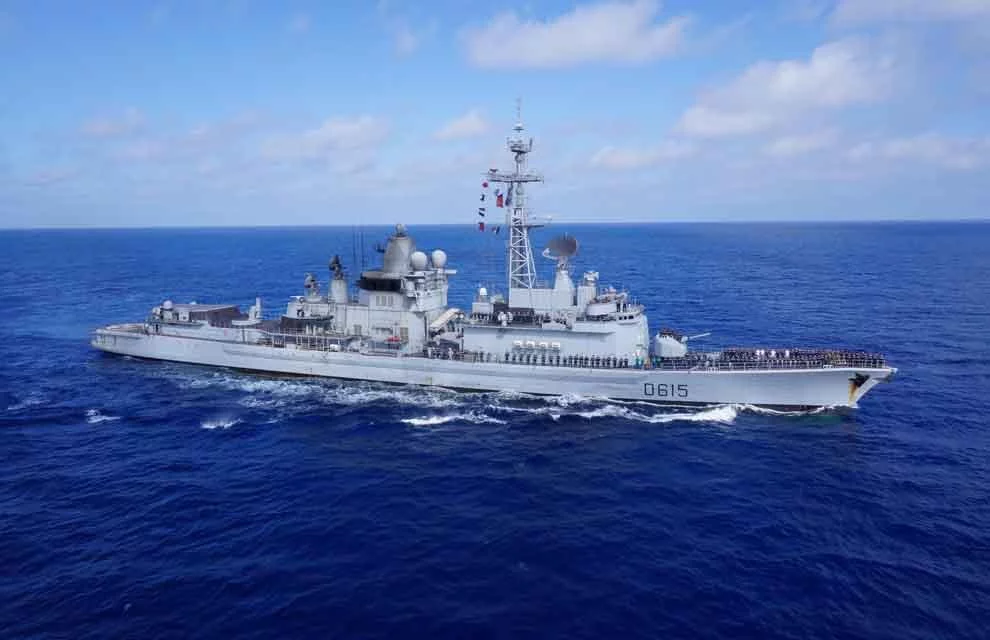 L'équipage de la frégate Jean Bart au poste de bande