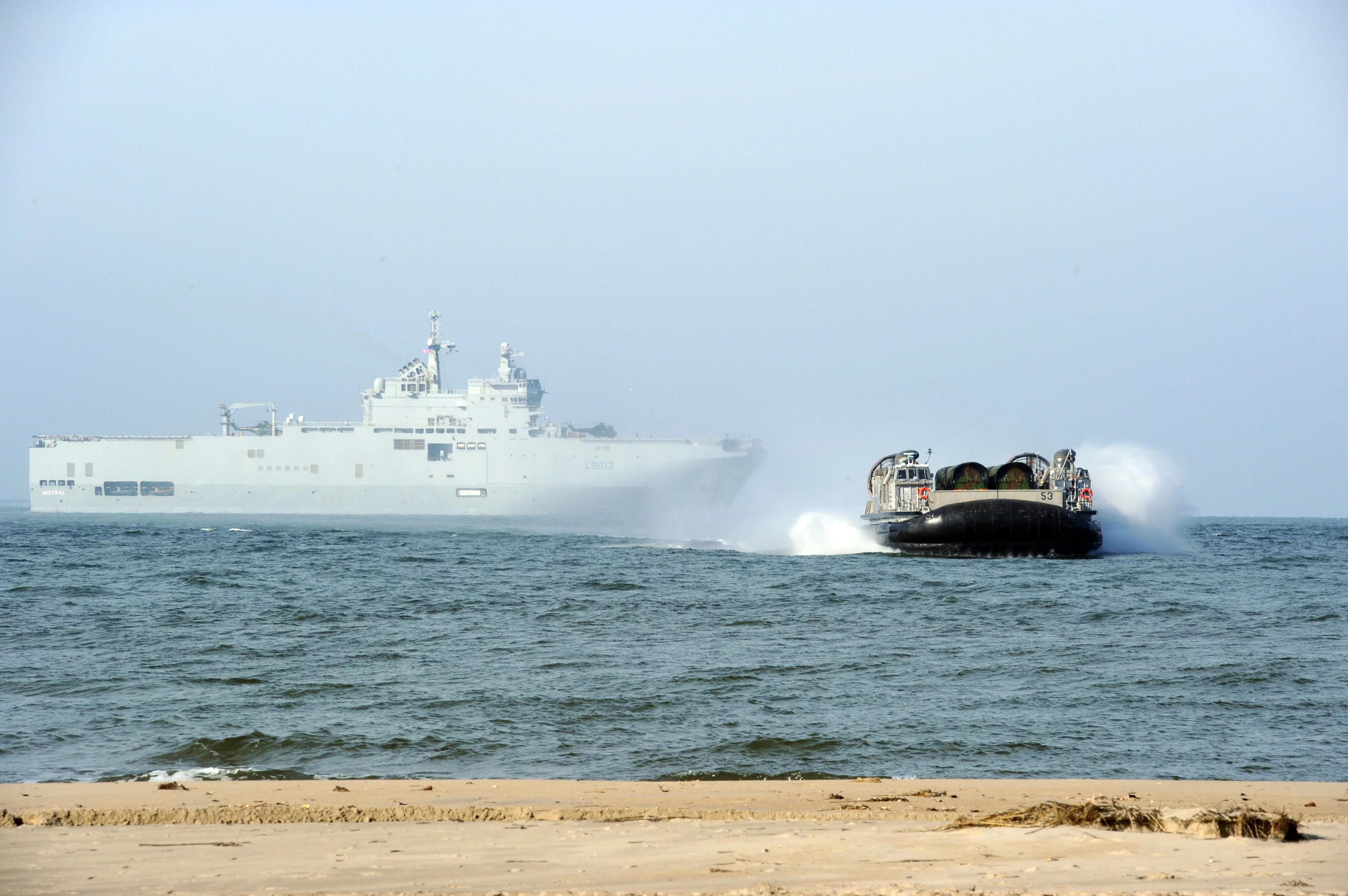 Un BPC Mistral peut accueillir 2 LCACs du USMC