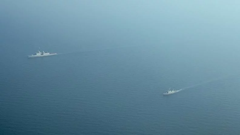 La frégate Aconit et la frégate koweitienne Istigial