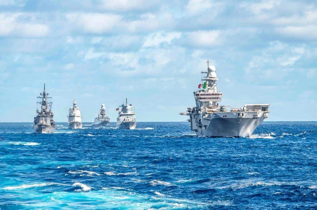 La frégate Bretagne au sein du groupe aéronaval italien