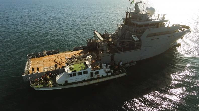 Le BSAOM Champlain ravitaille le Tselatra, un patrouilleur de la marine malgache