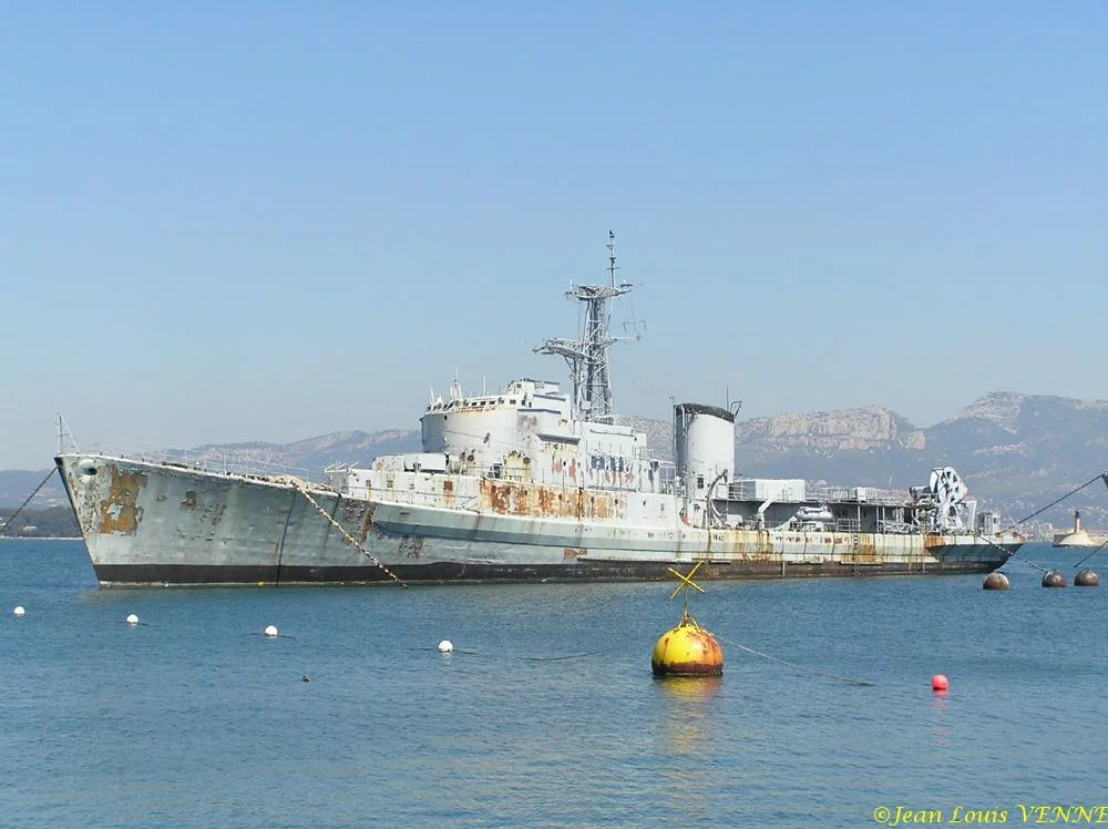 Un brise-lames devant l'école de plongée