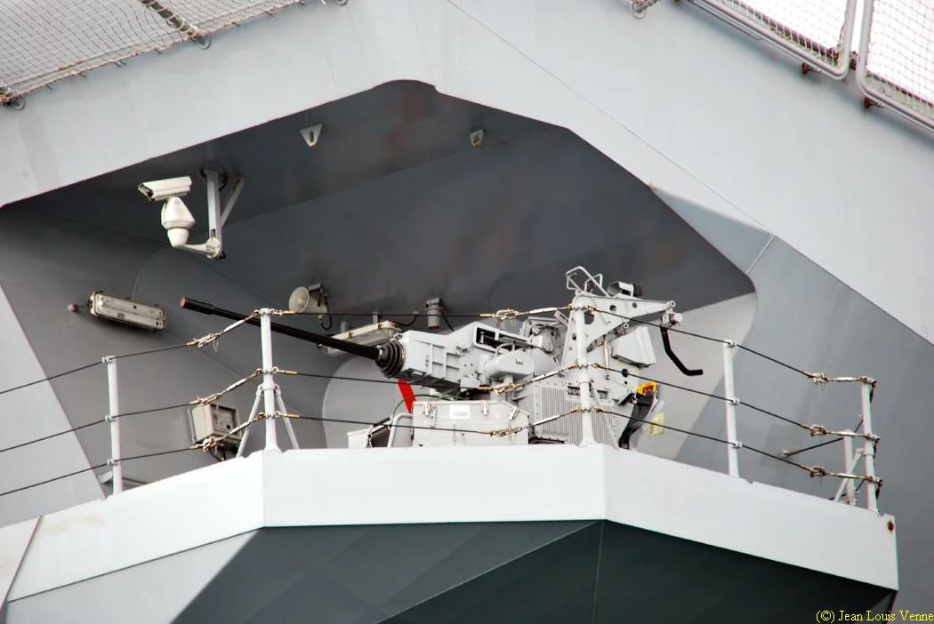 Le porte-aéronefs italien Cavour