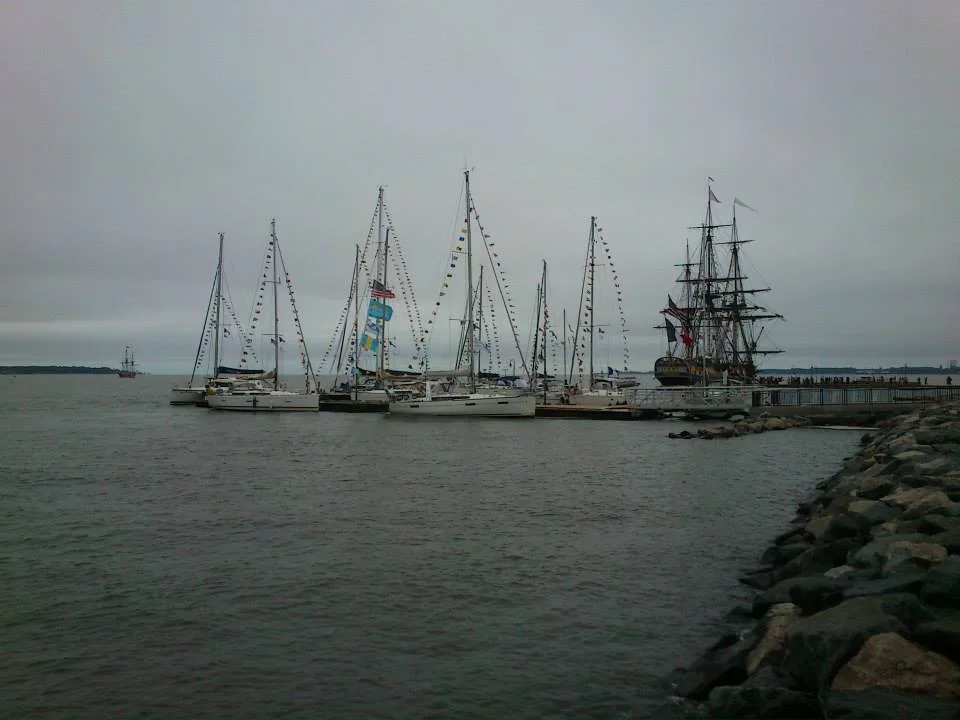 Arrivée de L'Hermione à Yorktown avec sa flottille accompagnatrice Medhermione