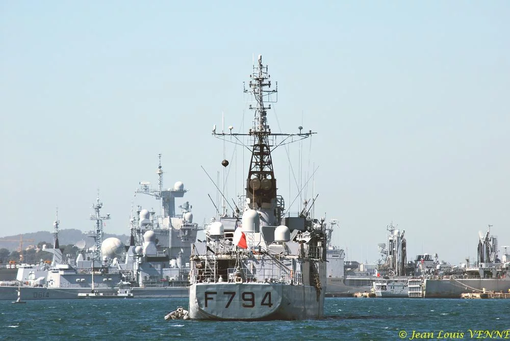 L'aviso EV Jacoubet a tiré les 17 coups de canon