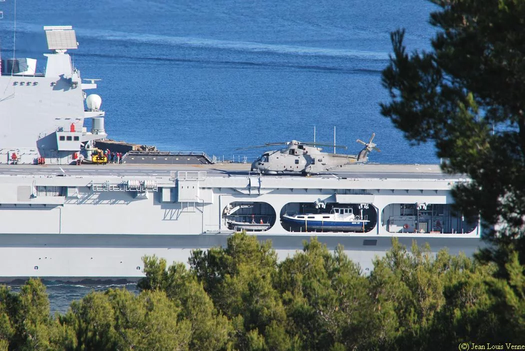 Arrivée à Toulon du porte-aéronefs italien Cavour