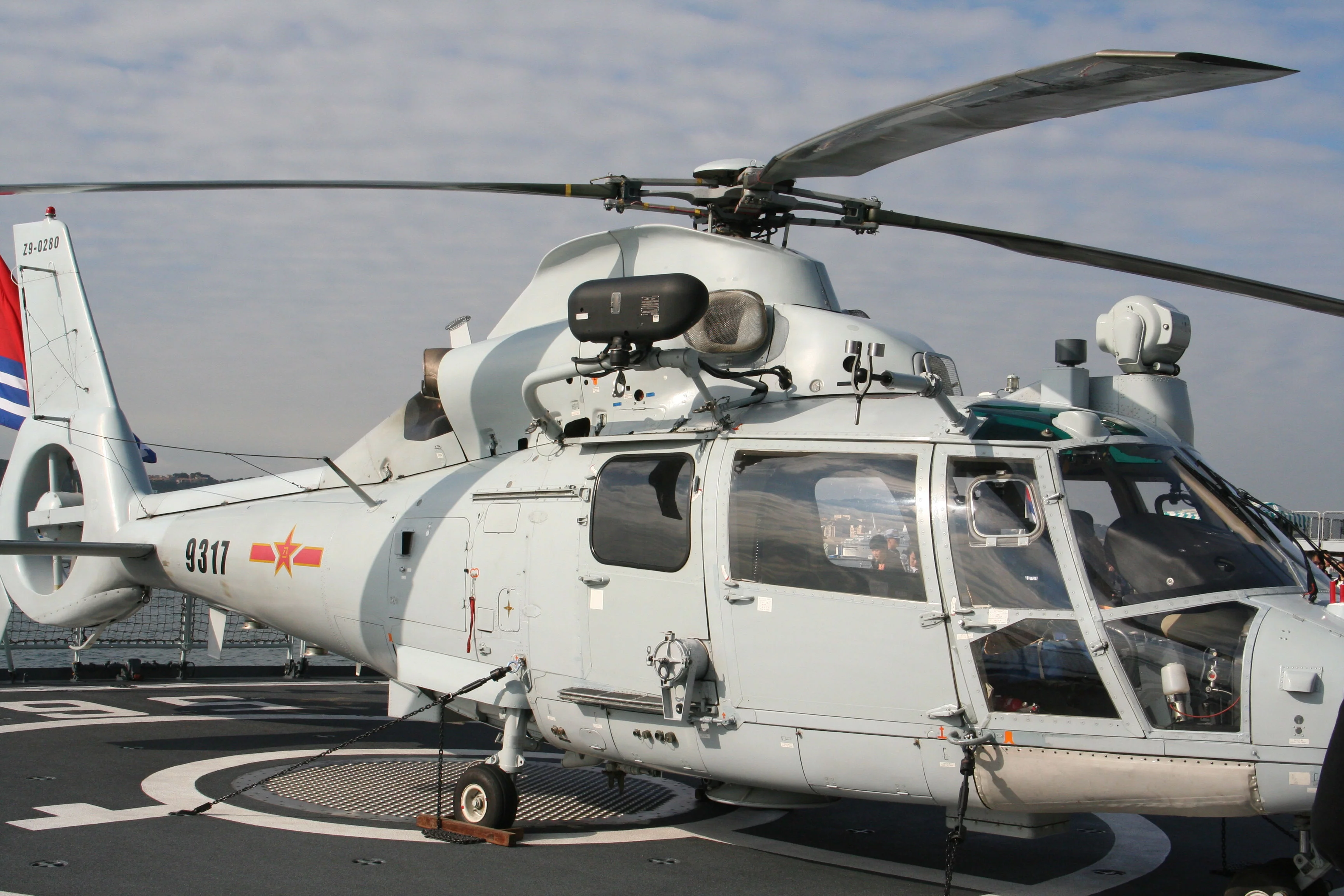 La frégate Hengyang est équipée d'un hélicoptère cousin du Dauphin