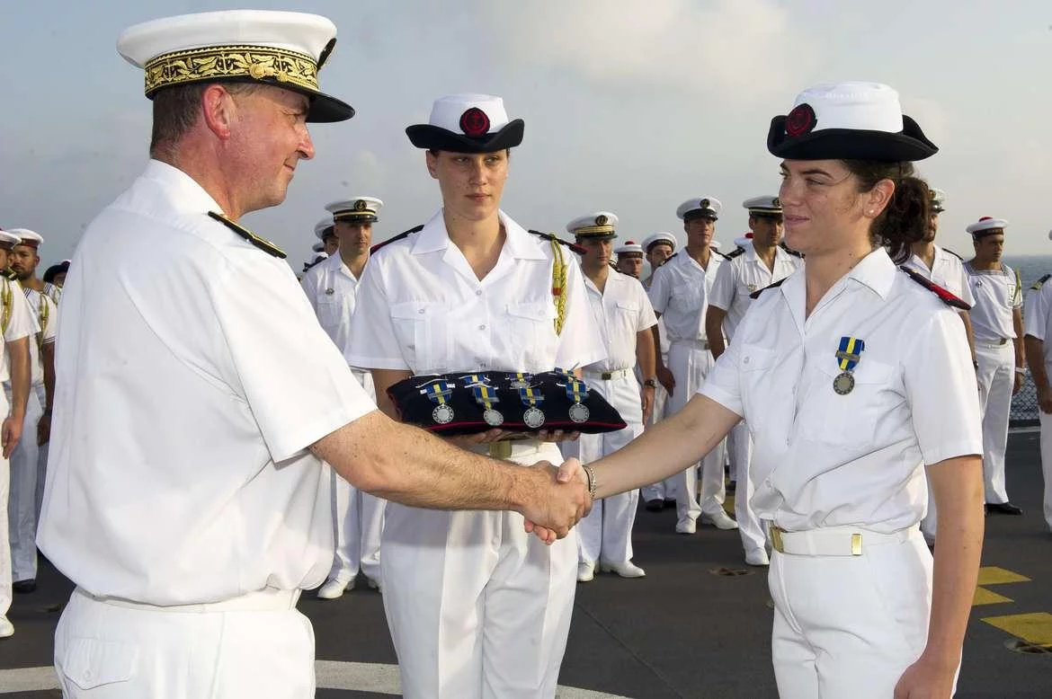 Remise de décorations à bord du TCD Siroco