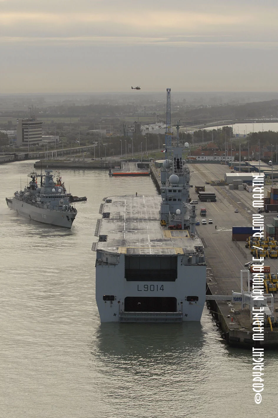 La frégate allemande Bayern accoste devant le Tonnerre