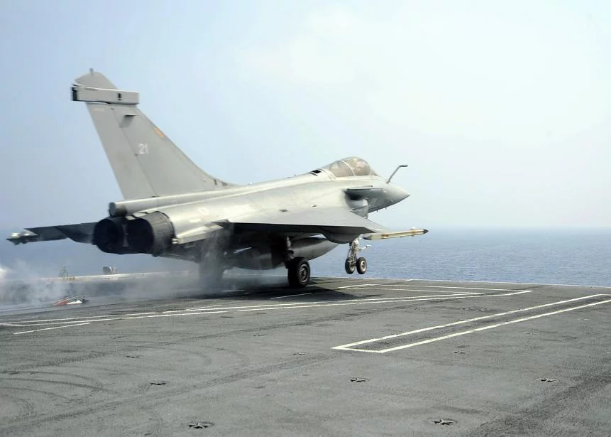 Un Rafale français décolle du Theodore Roosevelt