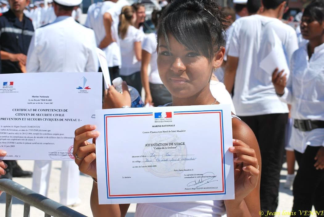 Un cadet de la Défense reçoit son attestation