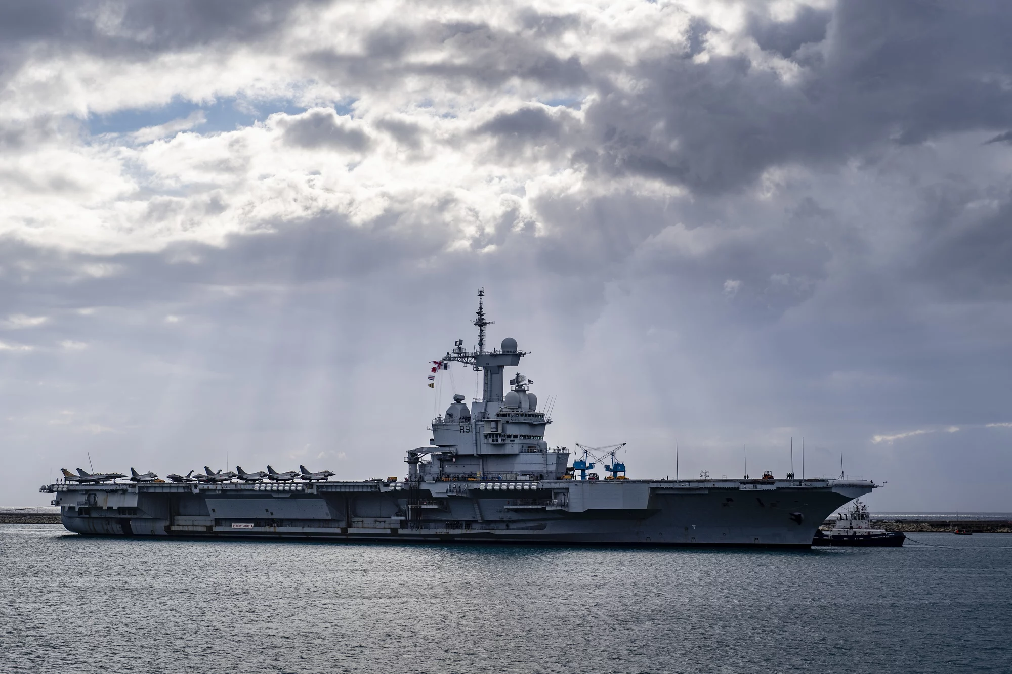 Le porte-avions Charles de Gaulle dans le port de Limassol (Chypre)