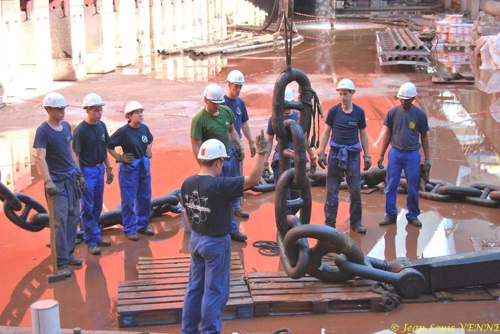 Le Charles de Gaulle ré-embarque ses lignes de mouillage