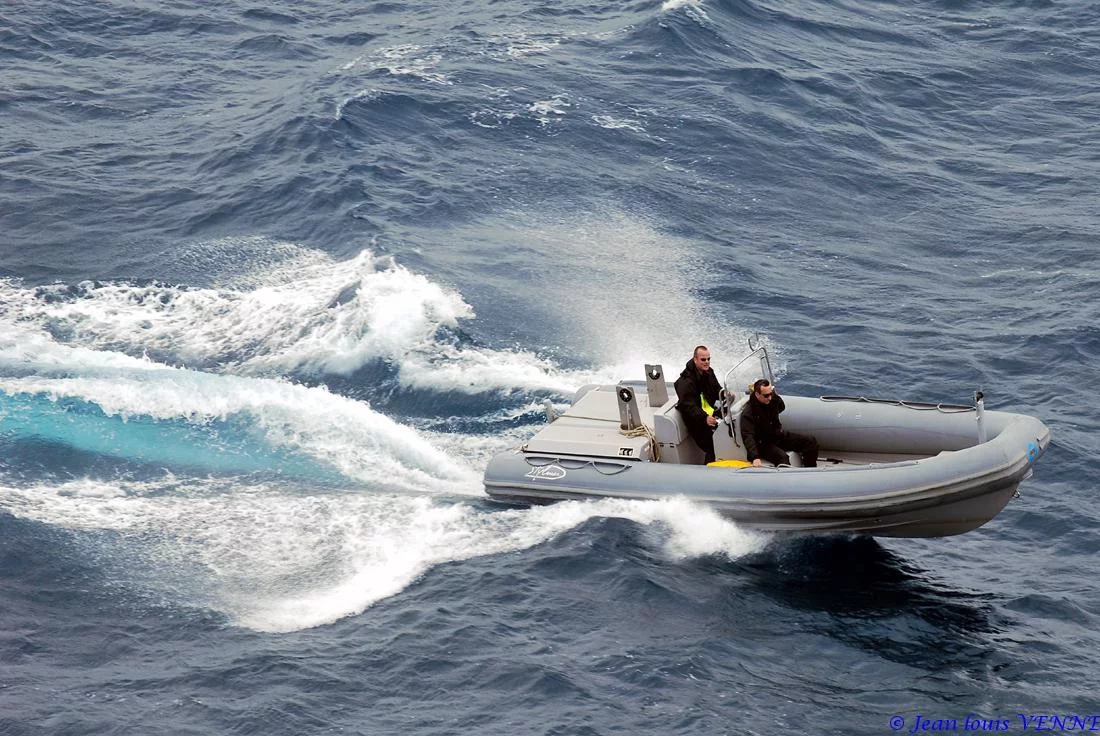 Une embarcation rapide suspecte simule une attaque terroriste