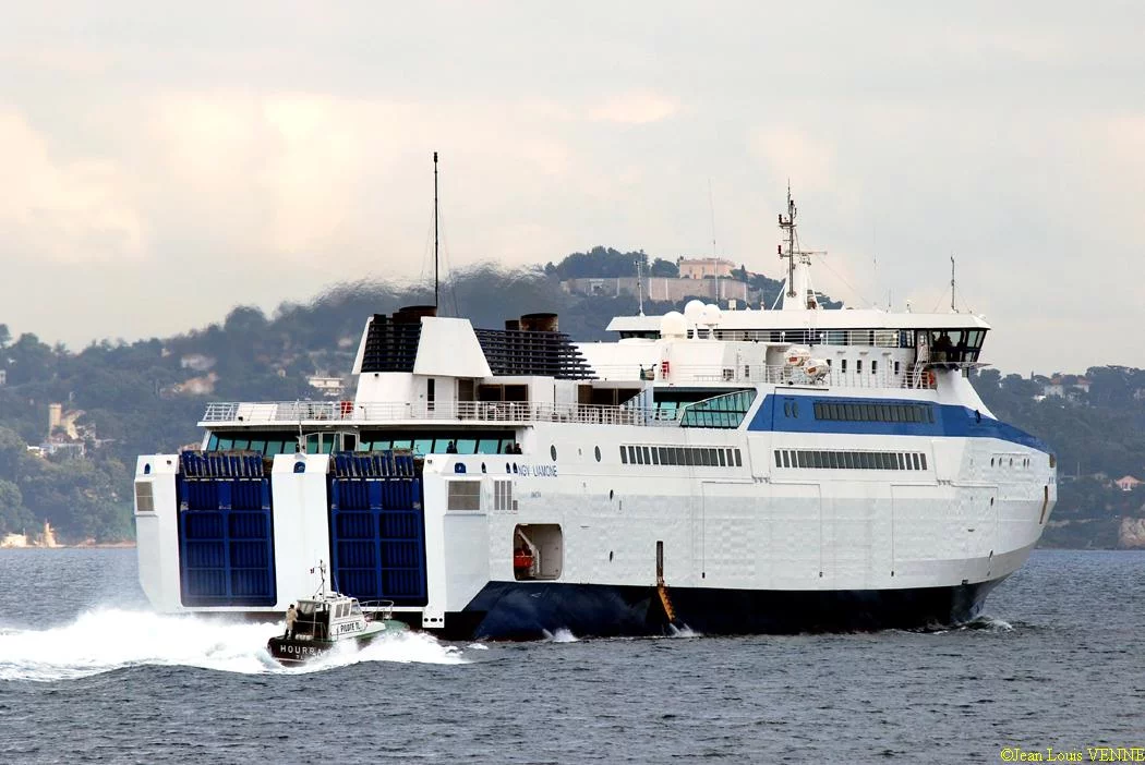 Le Liamone sort de la base navale de Toulon pour des essais
