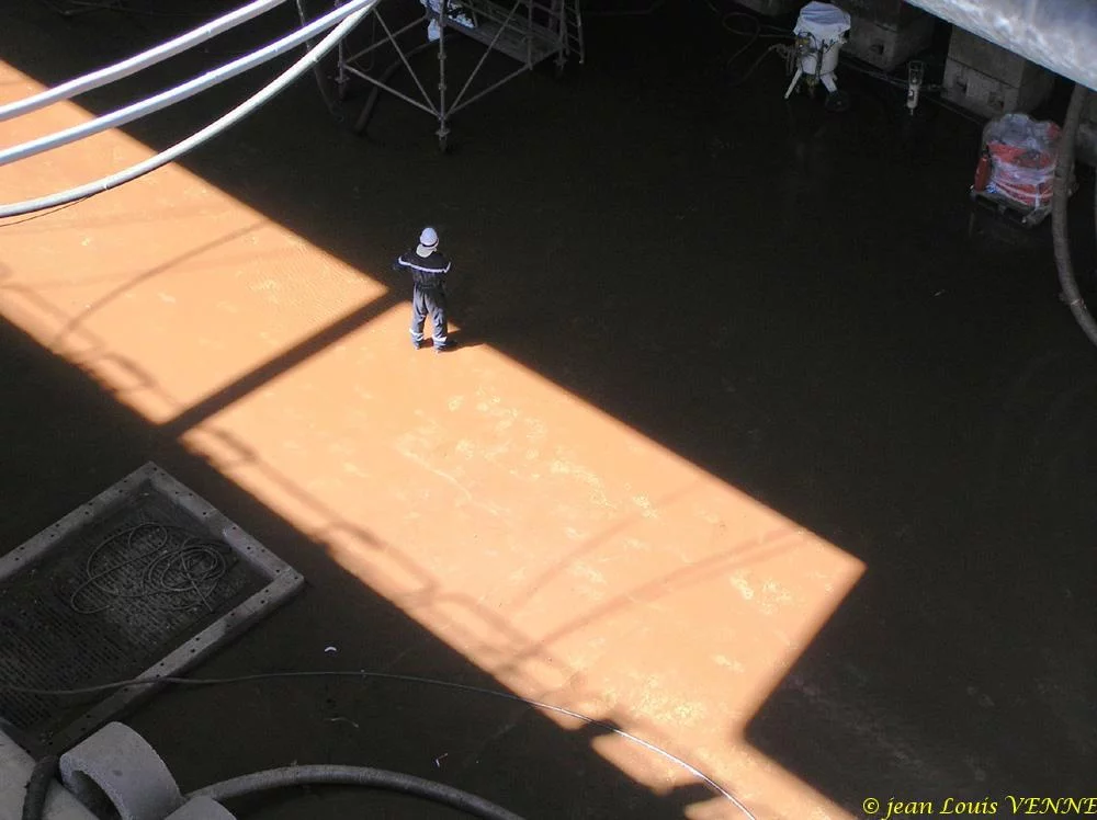 Un ouvrier de DCNS en fond de cale sèche