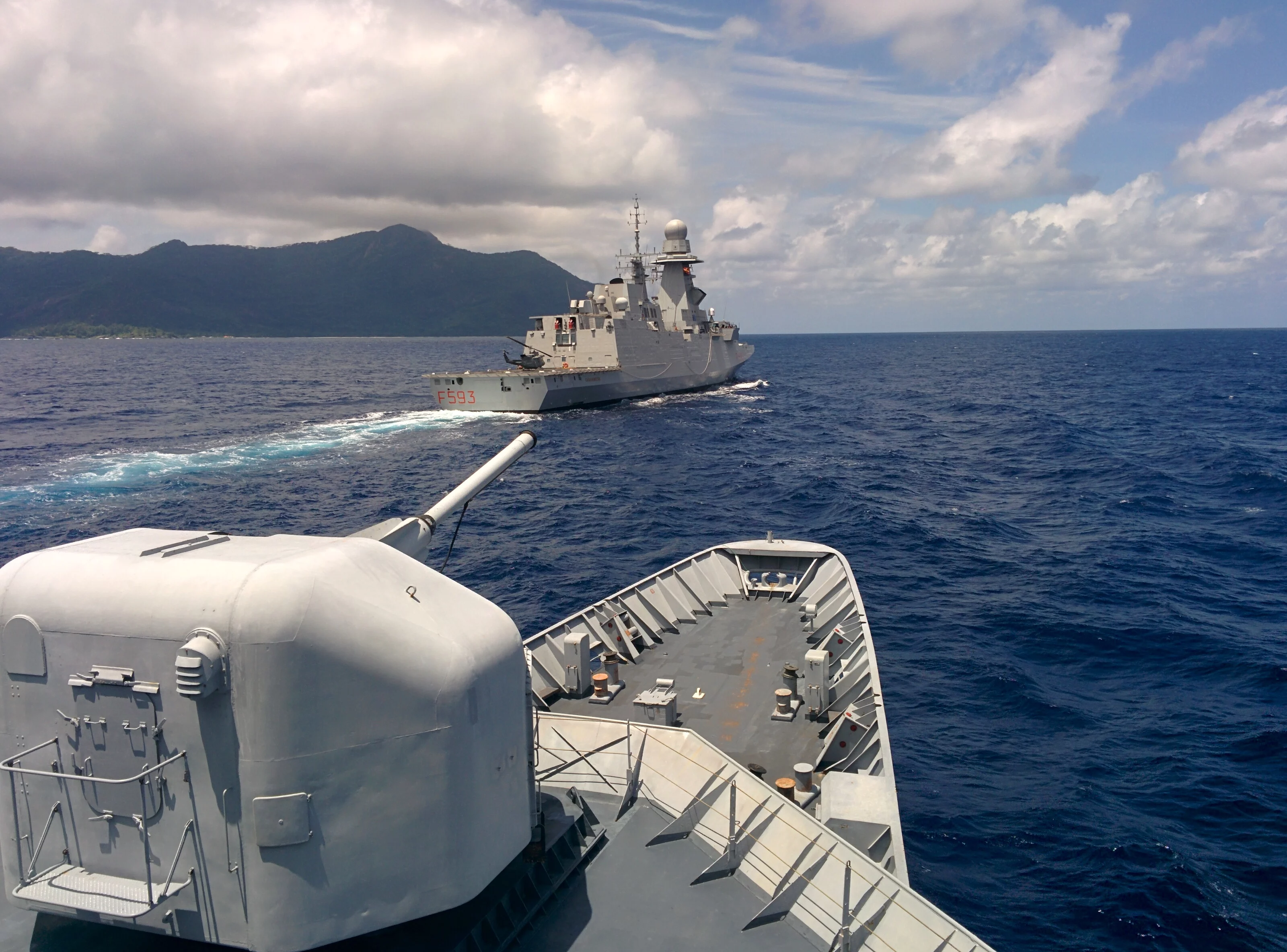 La frégate italienne ITS Carabiniere, vue depuis le Floréal