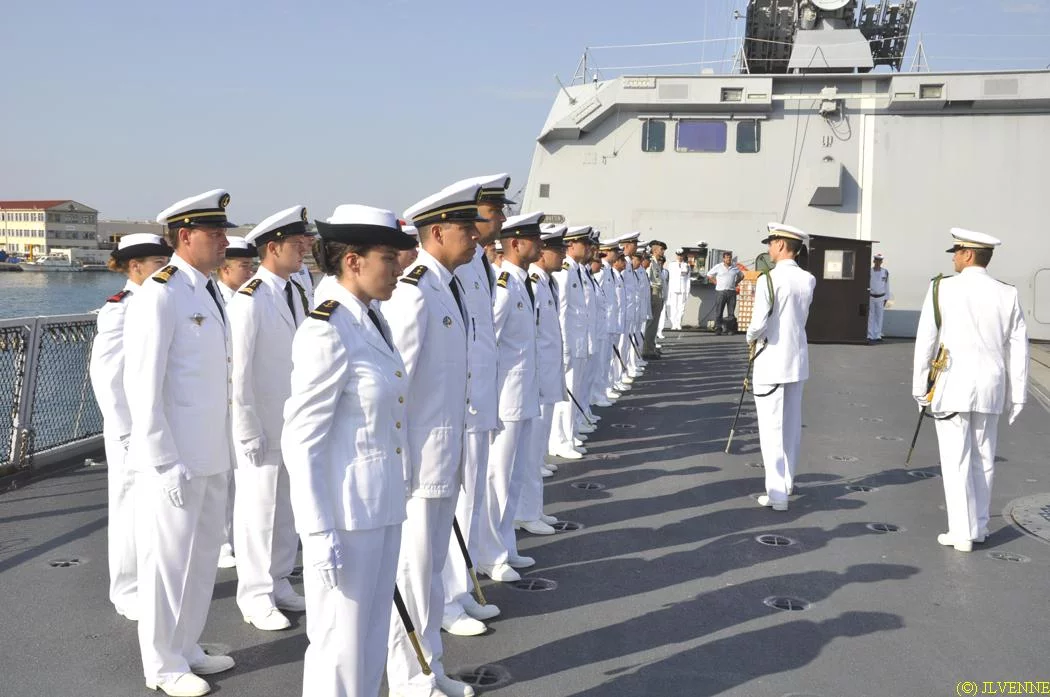 Le nouveau commandant passe l'équipage en revue