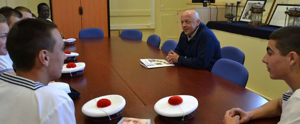 Le grand chef cuisinier Thierry Marx s'entretient avec des élèves de l'école des mousses