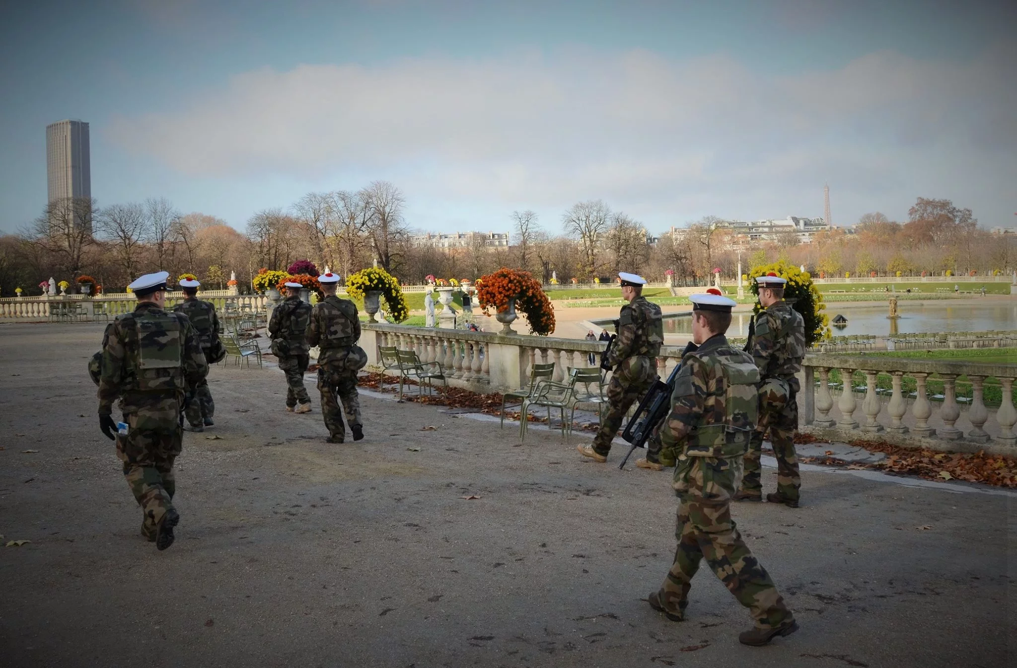 Une patrouille de fusiliers-marins dans les jardins du Luxembourg
